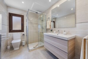 Dusche, Haartrockner, Handtücher