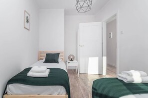 3 habitaciones, tabla de planchar con plancha, wifi y ropa de cama 