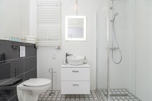 Dusche, Haartrockner, Handtücher, Shampoo