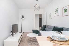 TV - Spacious Apartment with 3 Bedrooms | Two Parking Lots | Balcony (Wrocław)
