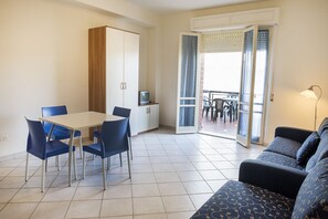 Living area - M031 - Marcelli, new seafront studio apartment with terrace (Marcelli)