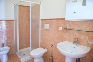 Een douche, een bidet, handdoeken