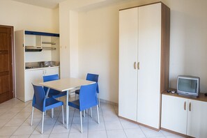 Dining - M031 - Marcelli, new seafront studio apartment with terrace (Marcelli)