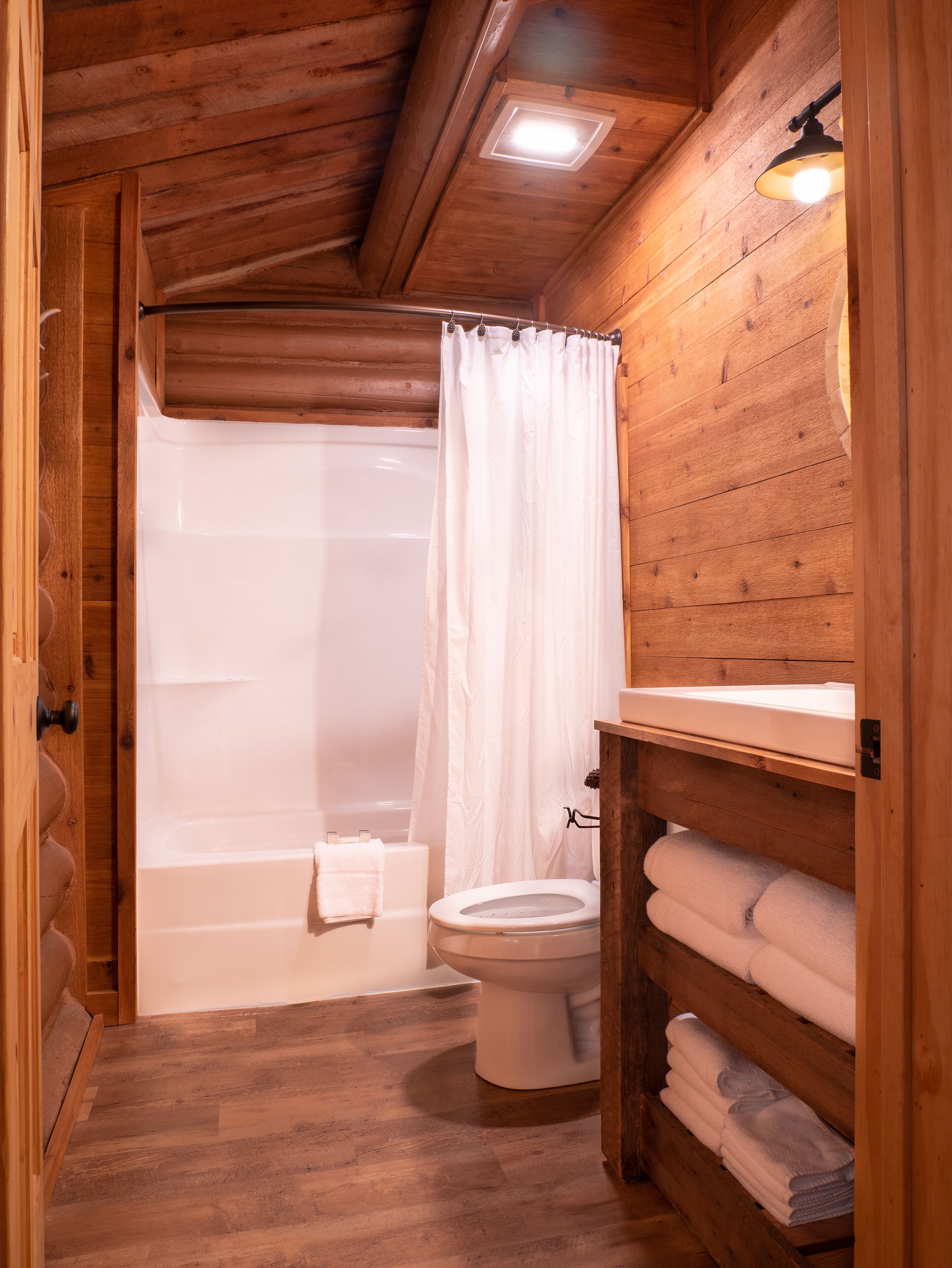 Cabaña tradicional, 2 camas Queen size, para no fumadores | Baño | Amenidades de baño gratuitas, secadora de cabello, toallas 