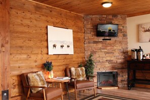 Lobby sitting area - Elkhorn Cabins And Inn (West Yellowstone)