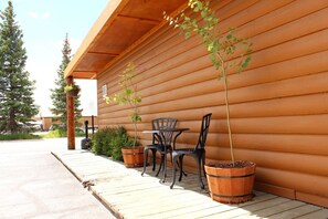 Balcony - Elkhorn Cabins And Inn (West Yellowstone)