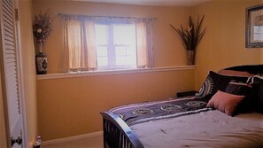 1 bedroom, desk, iron/ironing board, travel crib - Welcoming, Classy and Comfortable Home (Fairfax)