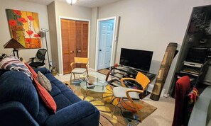 Smart TV, DVD player, books, computer monitors - Welcoming, Classy and Comfortable Home (Fairfax)