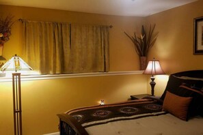 1 habitación, escritorio, tabla de planchar con plancha y cuna de viaje 