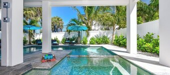 Bridgeview: Bay front with sweeping views, sleeps 12!