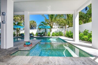 Bridgeview: Bay front with sweeping views, sleeps 12!