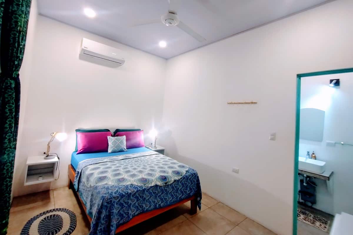 Comfort Double Room Ensuite A/C | 1 bedroom, hypo-allergenic bedding, free WiFi, bed sheets
