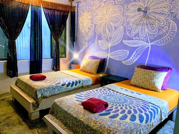 Huone, 2 yhden hengen sänkyä, tupakointi kielletty, jaettu kylpyhuone | 1 makuuhuone, allergiatestatut vuodevaatteet, ilmainen Wi-Fi