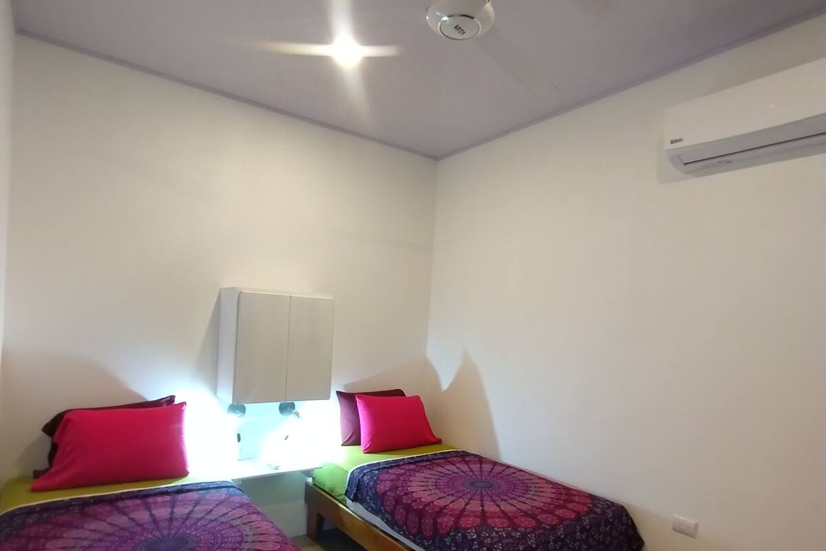 Comfort Room with 2 Single Beds Ensuite A/C | Hypo-allergenic bedding available, WiFi (free), bed sheets