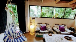 Living area - Casa Jungla Hostel (Jacó)
