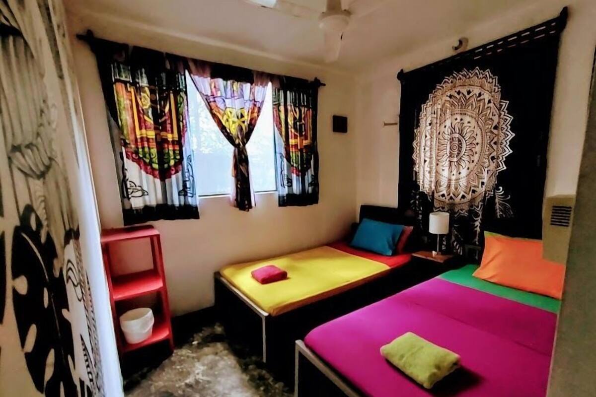 Room, 2 Twin Beds, Non Smoking, Shared Bathroom | Hypo-allergenic bedding available, WiFi (free), bed sheets