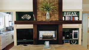 Fireplace - Steinhatchee Landing Resort (Steinhatchee)