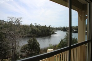 Luxury Κατάλυμα σε Αγροικία, 3 Υπνοδωμά τια (The River’s Bend Retreat – Cottage #6) | Θέα από το δωμάτιο