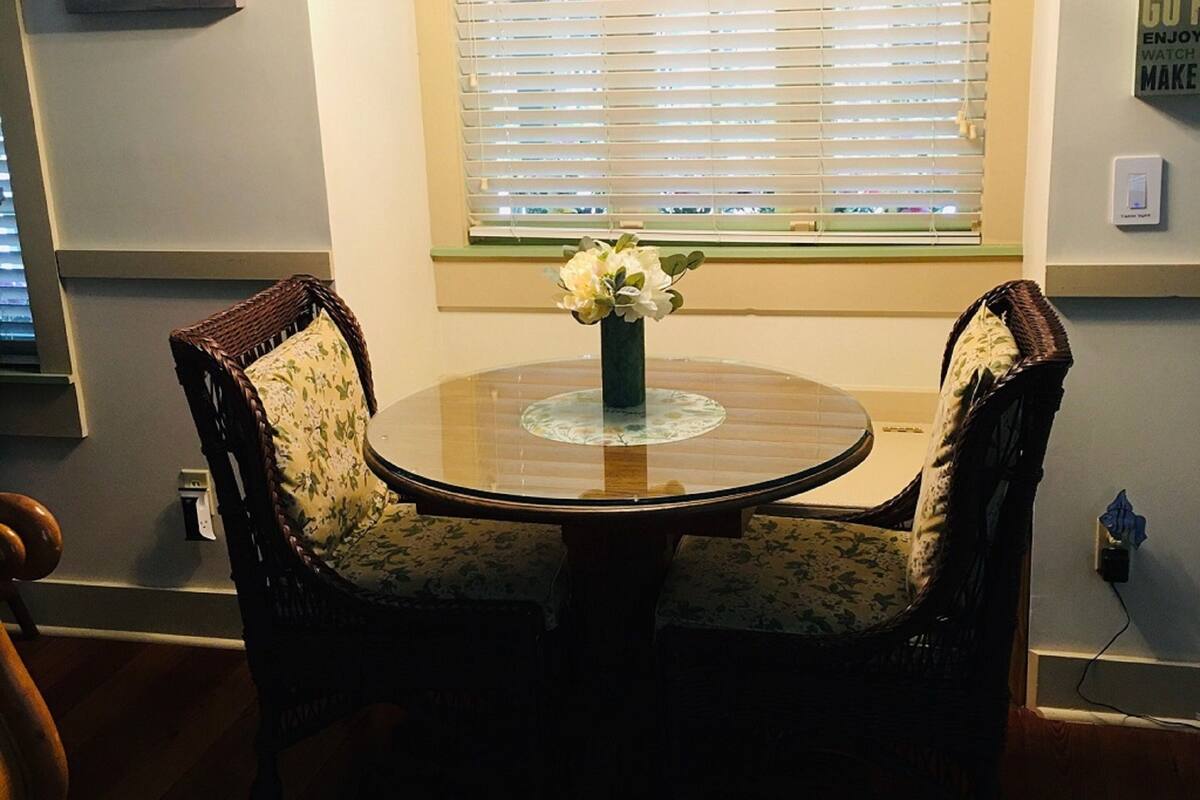 Deluxe Cottage, 1 Bedroom (April Showers Cottage #23) | In-room dining