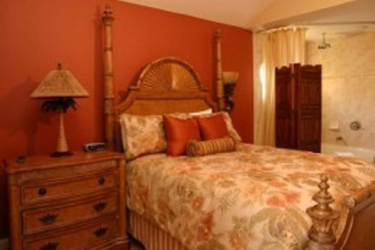 Cottage, 2 Bedrooms (Serendipity – Cottage #48) | Iron/ironing board, bed sheets