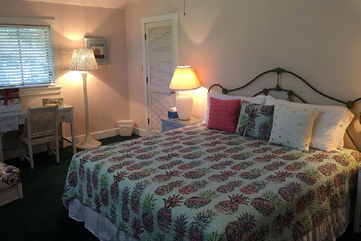 Family Cottage, 2 Bedrooms (Hydrangea Cottage #3) | Iron/ironing board, bed sheets