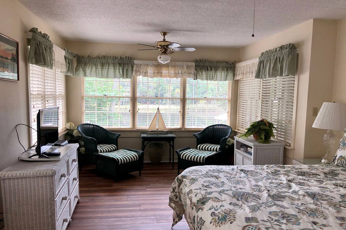 Cottage, 3 Bedrooms (The River House B – Cottage #18) | Iron/ironing board, bed sheets