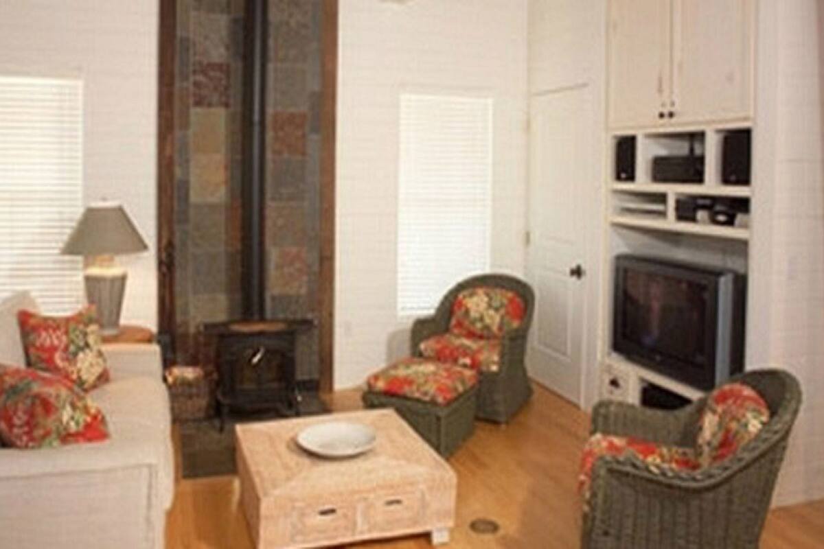Cottage, 2 Bedrooms (Osprey Nest – Cottage #42) | Living room | TV