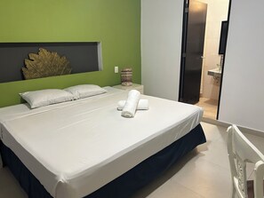 Habitación Deluxe | Edredón, escritorio, cortinas blackout y wifi