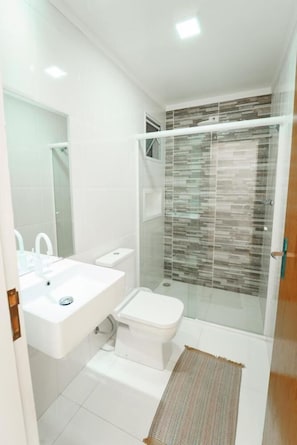 Chuveiro, secador de cabelo (mediante solicitação), toalhas de banho