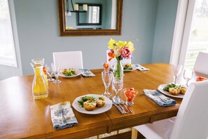 Free daily full breakfast - Trumpeter Inn (Friday Harbor)