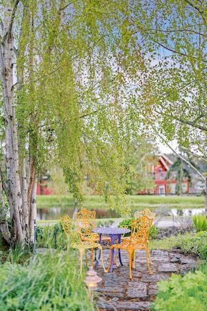 Exterior. Trumpeter Inn