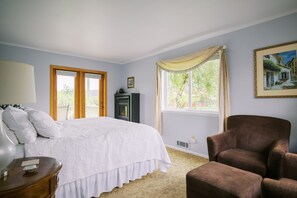 Deluxe Room, 1 King Bed, Non Smoking, Valley View (Rosemary) | Premium bedding, individually decorated, individually furnished - Trumpeter Inn (Friday Harbor)