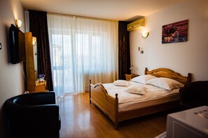 Superior Suite, Multiple Beds, Non Smoking | Soundproofing, free WiFi, bed sheets - Pensiune Roua (Arad)