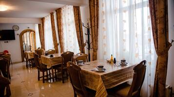 Daily continental breakfast (RON 25 per person)