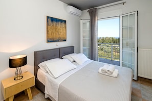 3 bedrooms, iron/ironing board, travel crib, internet - Luxurious Villa ★Private Pool★Sleeps 6★Sea Views★Free Parking (ratzakli)