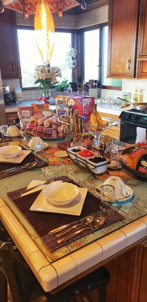 Shared fridge, microwave, electric kettle - The Patrician Hollywood Universal (Pasadena)