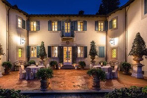 Outdoor dining - An Exquisite Expression of Luxury: a 1600s Hunting Lodge (Lucca)