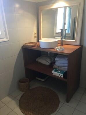 Ensemble baignoire-douche, séchoir à cheveux, bidet, serviettes fournies
