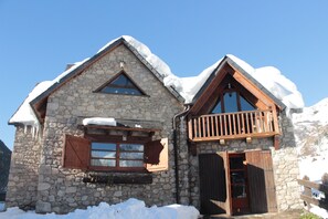 Exterior - Large Aranese style house in Arties near the best ski resort in Spain. (Arties)