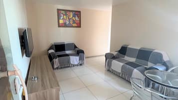 Departamento, varias camas, para no fumadores | Sala de estar | Televisión de 32 pulgadas con canales digitales