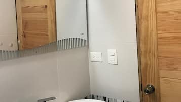 تجهيزات دش، مناشف، صابون، ورق حمّام