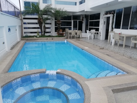 Una piscina al aire libre. Hosteria la Costanera