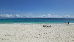 On the beach, sun loungers, beach towels - Chadville Barbados (Oistins)