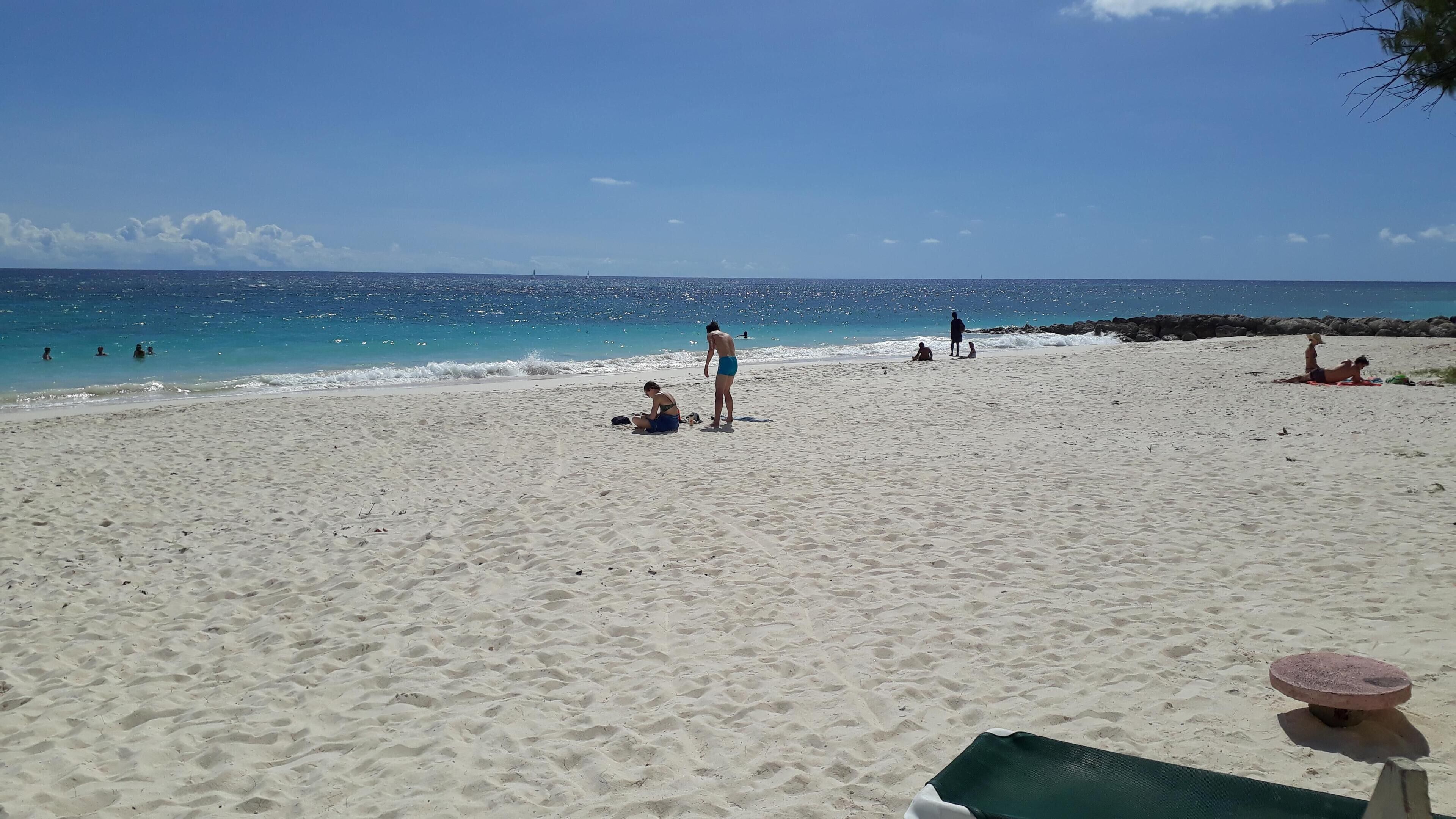 Sur la plage, chaise longue, serviettes de plage