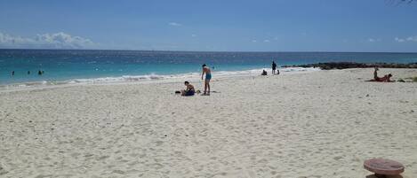 En la playa, sillas reclinables de playa, toallas de playa