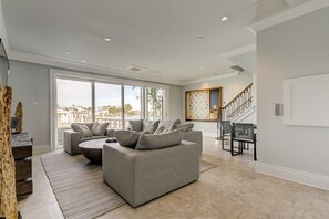 Smart TV, books - Coastal Gateway - Amazing Luxury Waterfront Townhome w/Boat Slip/Pool/Hot Tub (Clearwater)