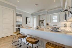 Fridge, microwave, oven, stovetop - Coastal Gateway - Amazing Luxury Waterfront Townhome w/Boat Slip/Pool/Hot Tub (Clearwater)