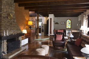 Smart-tv, een open haard en boeken