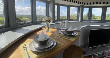 Historiallinen tuulimylly, josta on panoraamanäkymät, täydellinen pakopaikka kahdelle