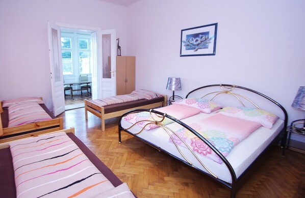 A bedroom with two single beds, a wooden wardrobe, a desk, and a chair. - Raisa big 2 ci. Apartment with large terrace and kitchen (Pressbaum)